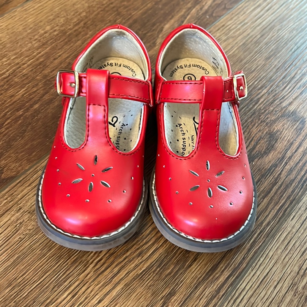 Red size 6 Sherry Footmates great used condition
